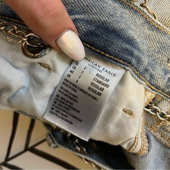 American Eagle Chain Waist Belt Light Wash Mom Jeans - Picture 6 of 6